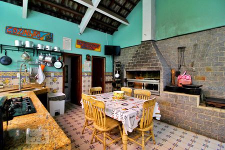 Casa à venda com 600m², 4 quartos e 6 vagasCozinhão