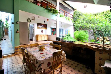 Casa à venda com 600m², 4 quartos e 6 vagasCozinhão