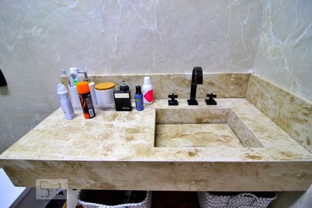 Casa à venda com 600m², 4 quartos e 6 vagasBanheiro da Suíte 2