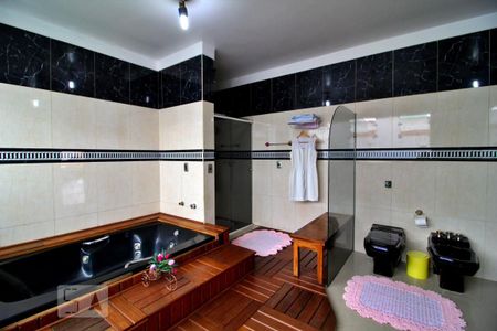 Casa à venda com 600m², 4 quartos e 6 vagasBanheiro da Suíte 1