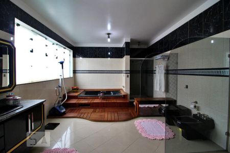 Casa à venda com 600m², 4 quartos e 6 vagasBanheiro da Suíte 1