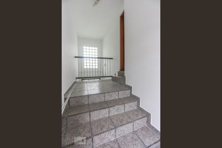 Casa à venda com 180m², 4 quartos e 2 vagasEscada