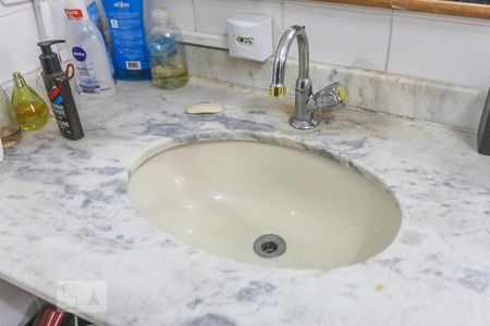 Casa à venda com 180m², 4 quartos e 2 vagasBanheiro