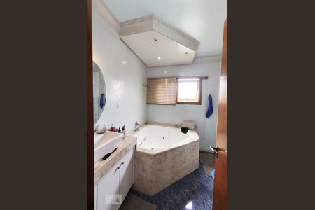 Casa à venda com 257m², 4 quartos e 4 vagas Casa à venda com 257m², 4 quartos e 4 vagasBanheiro da Suíte