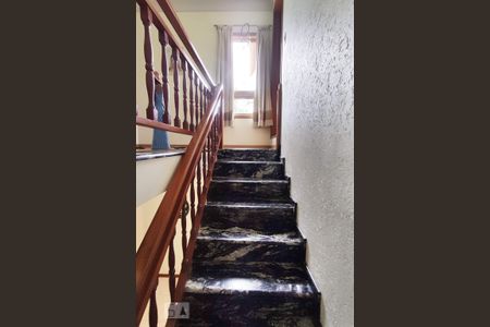 Casa à venda com 257m², 4 quartos e 4 vagas Casa à venda com 257m², 4 quartos e 4 vagasEscada