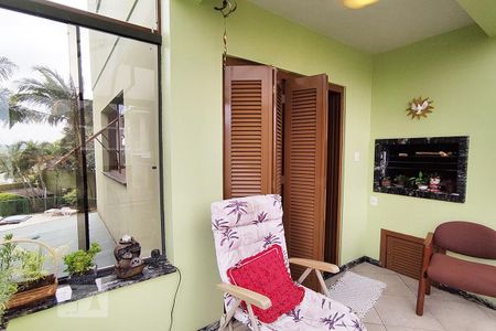 Casa à venda com 257m², 4 quartos e 4 vagas Casa à venda com 257m², 4 quartos e 4 vagasSacada Gourmet