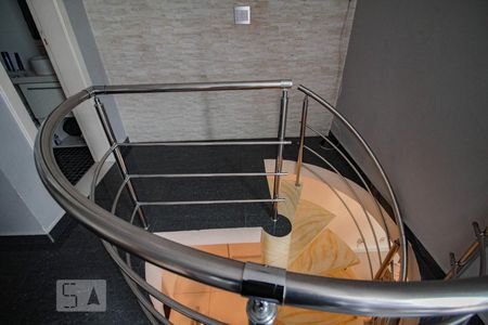 Escada de apartamento para alugar com 2 quartos, 112m² em Vila Amália (zona Norte), São Paulo