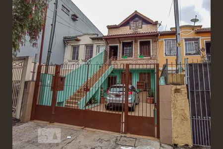 Casa à venda com 170m², 3 quartos e sem vaga Casa à venda com 170m², 3 quartos e sem vagaFachada