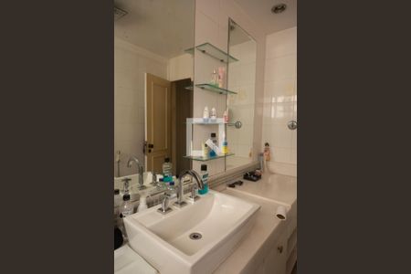 Apartamento à venda com 220m², 3 quartos e 3 vagasBanheiro do Quarto Suíte 2