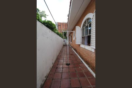 Casa para alugar com 250m², 5 quartos e 4 vagasCorredor lateral 1