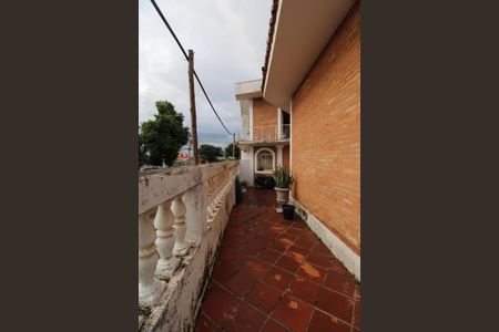 Casa para alugar com 250m², 5 quartos e 4 vagasCorredor lateral 2