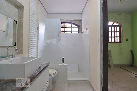 Banheiro da Suíte de casa para alugar com 2 quartos, 220m² em Vila Cecília Maria, Santo André