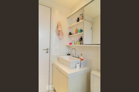 Apartamento à venda com 65m², 2 quartos e 2 vagas Apartamento à venda com 65m², 2 quartos e 2 vagasBanheiro da suíte