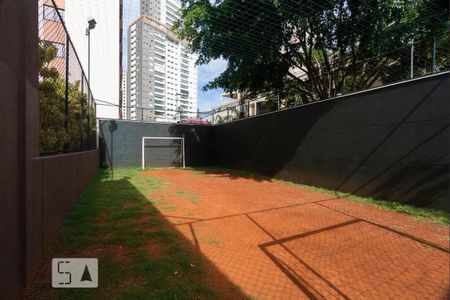 Apartamento à venda com 65m², 2 quartos e 2 vagasÁrea comum - Campo de futebol