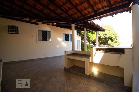 Casa à venda com 90m², 3 quartos e 6 vagasVaranda com Churrasqueira
