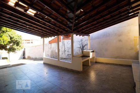 Casa à venda com 90m², 3 quartos e 6 vagasVaranda com Churrasqueira