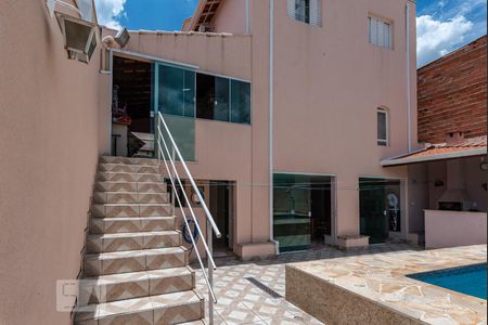 Casa à venda com 253m², 3 quartos e 4 vagasEscada