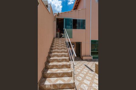 Casa à venda com 253m², 3 quartos e 4 vagasEscada