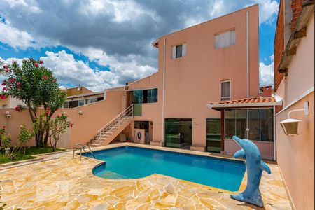 Casa à venda com 253m², 3 quartos e 4 vagasPiscina