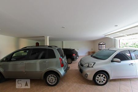 Casa à venda com 320m², 3 quartos e 7 vagas Casa à venda com 320m², 3 quartos e 7 vagasGaragem