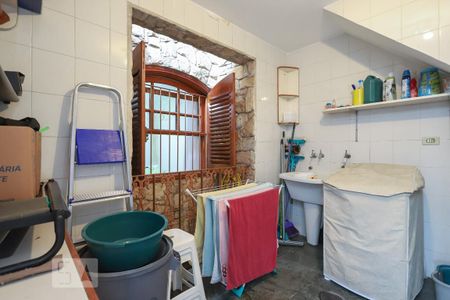 Casa à venda com 170m², 4 quartos e 2 vagas Casa à venda com 170m², 4 quartos e 2 vagasLavanderia