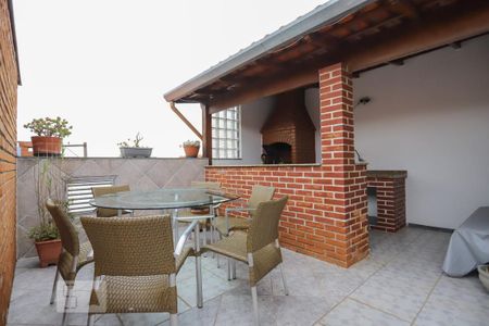 Casa à venda com 170m², 4 quartos e 2 vagas Casa à venda com 170m², 4 quartos e 2 vagasTerraço