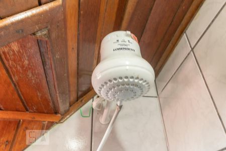 Banheiro de kitnet/studio para alugar com 1 quarto, 24m² em Glória, Porto Alegre