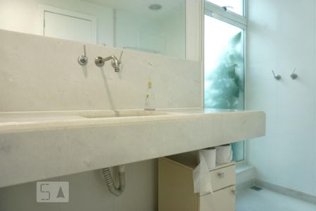 Casa à venda com 424m², 5 quartos e 4 vagasBanheiro da Suíte 3