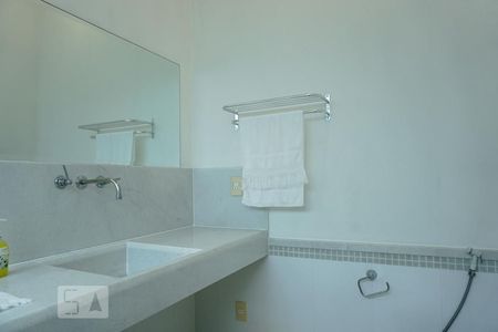 Casa à venda com 424m², 5 quartos e 4 vagasBanheiro da Suíte 2