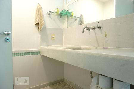 Casa à venda com 424m², 5 quartos e 4 vagasBanheiro da Suíte 3