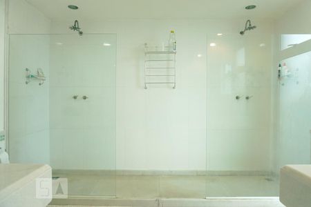 Casa à venda com 424m², 5 quartos e 4 vagasBanheiro da Suíte 5