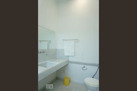 Casa à venda com 424m², 5 quartos e 4 vagasBanheiro da Suíte 2