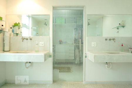 Casa à venda com 424m², 5 quartos e 4 vagasBanheiro da Suíte 5