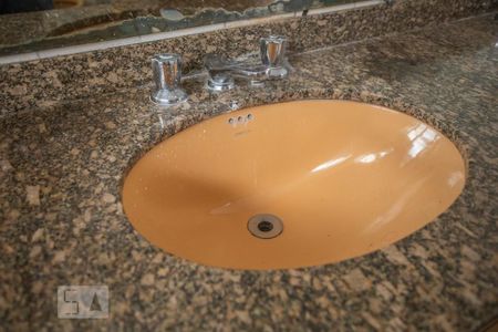 Casa à venda com 350m², 3 quartos e 8 vagasBanheiro Suíte - Torneira