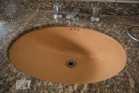 Casa à venda com 350m², 3 quartos e 8 vagasBanheiro Suíte - Torneira