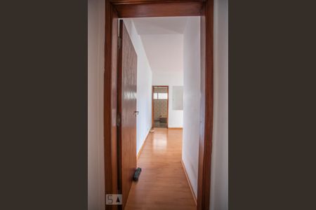 Casa à venda com 350m², 3 quartos e 8 vagasCorredor - Quartos