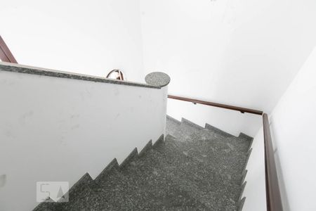 Casa para alugar com 500m², 2 quartos e 6 vagas Casa para alugar com 500m², 2 quartos e 6 vagasEscada