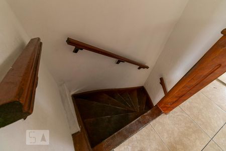 Casa para alugar com 80m², 2 quartos e 1 vagaEscadas