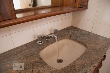 Casa para alugar com 463m², 4 quartos e 4 vagasBanheiro da suíte 1 - pia