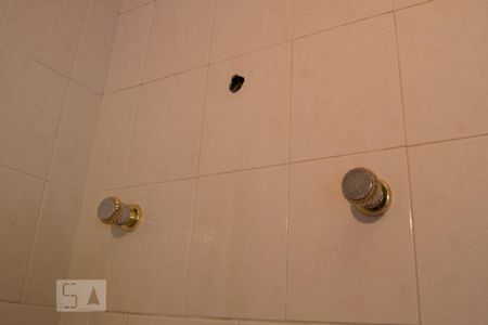 Casa para alugar com 463m², 4 quartos e 4 vagasBanheiro da suíte 2 - instalação para chuveiro