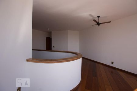 Casa para alugar com 463m², 4 quartos e 4 vagasSala no andar superior