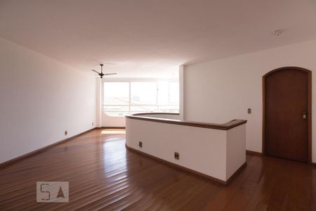 Casa para alugar com 463m², 4 quartos e 4 vagasSala no andar superior