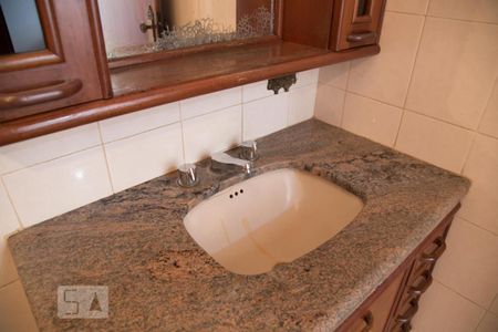 Casa para alugar com 463m², 4 quartos e 4 vagasBanheiro da suíte 2 - pia