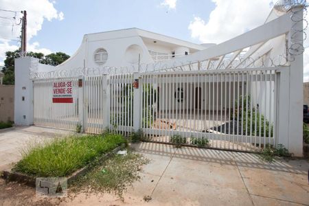 Casa para alugar com 463m², 4 quartos e 4 vagasFachada