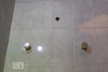 Casa para alugar com 463m², 4 quartos e 4 vagasBanheiro da suíte 3 - instalação para chuveiro