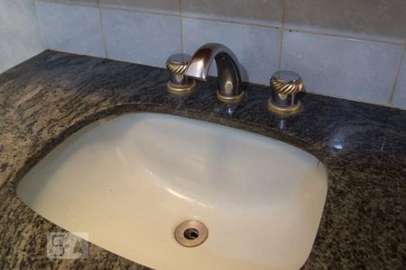 Casa para alugar com 463m², 4 quartos e 4 vagasBanheiro da suíte 3 - pia