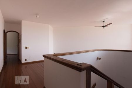 Casa para alugar com 463m², 4 quartos e 4 vagasSala no andar superior