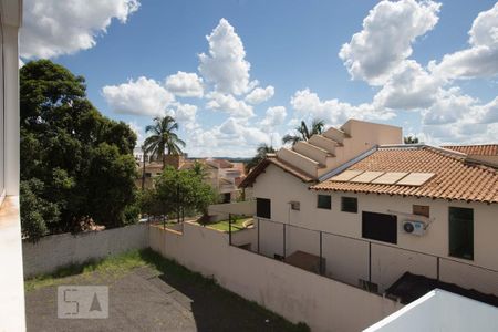 Casa para alugar com 463m², 4 quartos e 4 vagasVista da janela da sala no andar superior