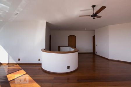 Casa para alugar com 463m², 4 quartos e 4 vagasSala no andar superior