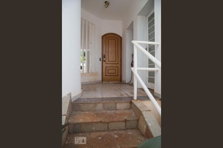 Casa para alugar com 463m², 4 quartos e 4 vagasPorta de acesso da área de lazer para a garagem